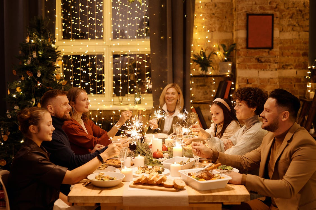 What You Need to Know to Host a Successful Christmas Dinner | Ideas & Tips