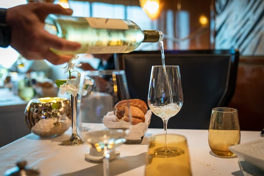 The Differences Between Champagne and Sparkling Wine: Explained