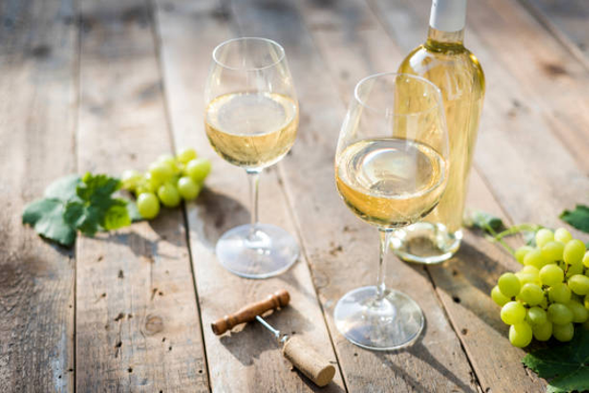 The Art Of Choosing Dry White Wines: A Guide From Experts