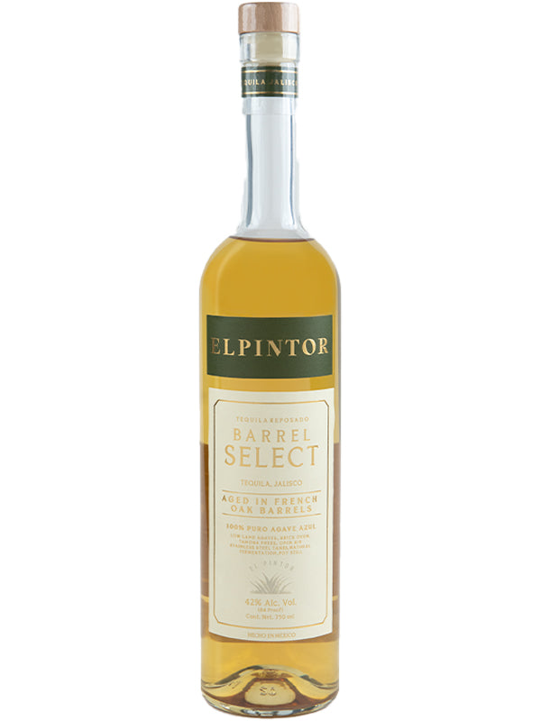 Bottle of El Pintor Barrel Select rum on a white background